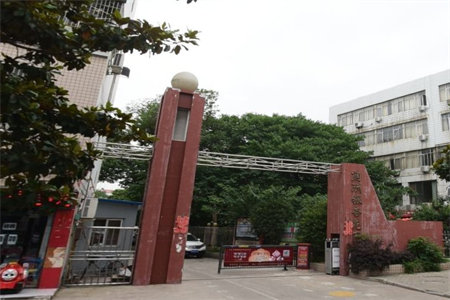 王府馨园四楼73平两室精装带储藏室58万可按揭